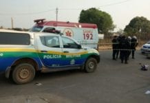 GRAVE: Motociclista fica desacordado após bater violentamente em muro