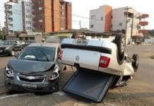 Violento acidente resulta em capotamento na capital