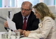 PF diz que Gleisi e Paulo Bernardo cometeram crime de corrupção passiva