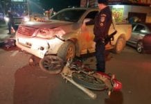 FRONTAL: Entregador de pizza fica gravemente ferido em colisão com Hilux