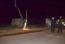 Carro capota e destrói poste de energia em Jaru
