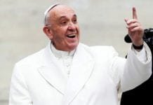 Papa Francisco questiona fé de católicos que consultam horóscopos