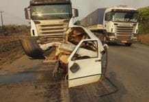 Carreta parte automóvel ao meio e mata motorista na BR-364