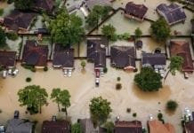 Usina química explode no Texas após passagem do furacão Harvey