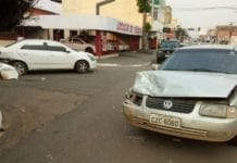 Grave colisão entre carros deixa pedestre inconsciente