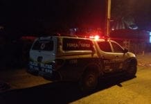 FUGA: Adolescente é detido após pular de moto roubada em movimento
