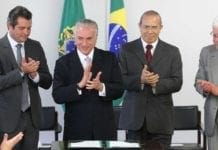 Temer aciona Padilha e Moreira para blindá-lo em caso de denúncia