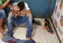 Preso se solta de algema, aponta simulacro para guarnição e foge