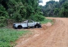 Caminhonete é incendiada e abandonada com cofre na carroceria, em RO