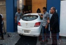 Homem insatisfeito com atendimento invade boate com carro