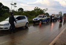 Homens são mortos a tiros dentro de carro na BR-421
