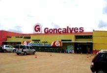 FILMADA: Mulher é presa acusada de furto em supermercado