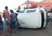 Veículo com criança de 3 anos capota em acidente no centro