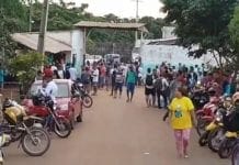 MEDO DE MORRER: Apenados fazem motim em frente a presídio após execução de colega