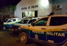 Mulher arromba porta de banheiro e agride marido que pegou seu celular