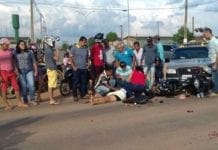 Veículo colide com moto e deixa condutora com fratura exposta em Jaru