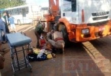 Ciclista e criança de 2 anos ficam presas embaixo de caminhão em acidente de trânsito