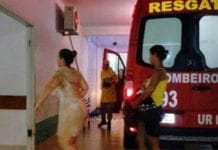 Motorista tenta desviar de buracos e acaba atropelando mulher