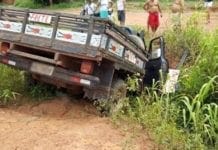 Roda de caminhonete se solta e deixa três crianças feridas em Rolim de Moura