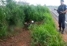 PM encontra corpo de rapaz ao lado de motocicleta às margens da rodovia