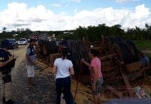 BR-364: motorista tomba carreta para não bater de frente
