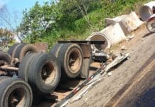 Caminhão que transportava manilhas para obras de asfaltamento em rodovia tomba em RO
