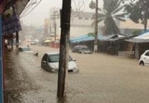 Forte chuva alaga ruas e deixa carros ilhados em Porto Velho
