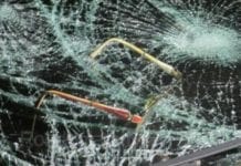GRAVE: Casal fica seriamente ferido após violenta colisão em frente a motel