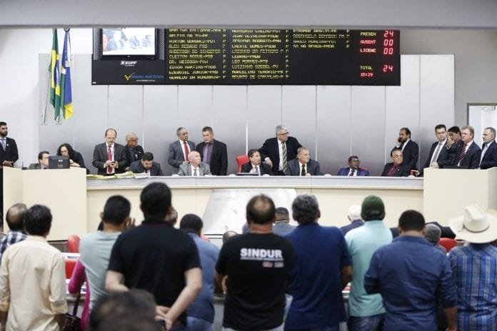 assembleia-aprova-orcamento-anual-em-sessao-extraordinaria-mesa-votacao-13dez17-gilmar-de-jesus-decom-ale-ro-2-