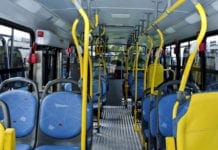 Trio armado invade ônibus e faz arrastão