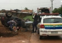 Porto Velho: carro ocupado por casal capota após passar em buraco