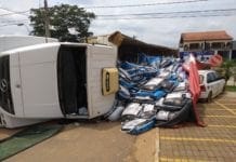Caminhão carregado de ração tomba em cima de carro em Ji-Paraná, RO