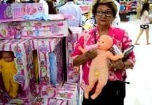 BONECA TRANS: Fúria de clientes faz lojas fecharem as portas