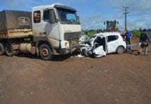 BR-364: Carro fica destruído após ser atingido por carreta
