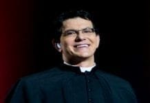 Jovem afirma que está grávida de padre Reginaldo Manzotti