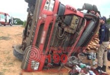 Caminhoneiro sofre mal súbito ao volante e capota veículo na BR-364