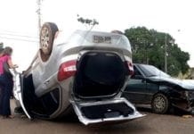 Carro capota após violenta colisão na ‘7 de Setembro’