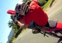 Suspeito empina moto, pede para amigo filmar e bate de frente com viatura da COE