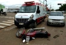 Carro atropela e deixa motociclista ferido