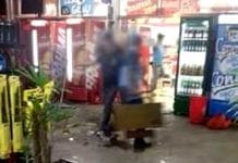 Mulher destrói porta de conveniência e acaba presa
