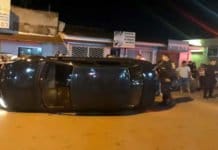 Porto Velho – Idoso tomba carro após bater em veículos estacionados