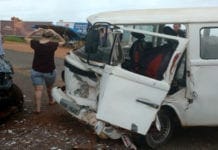 Motorista fica preso às ferragens após colisão entre kombi e camionete