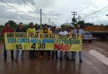 Manifestantes fecham estrada para protestar contra preço da gasolina em Porto Velho