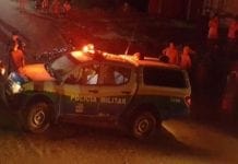 Mulher é presa por esfaquear esposa do amante na frente da polícia