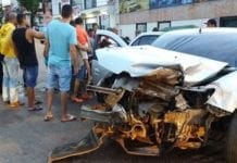 Motorista avança cruzamento e atinge carro ocupado por família