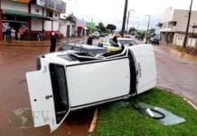 Carro capota após colisão no bairro Cristo Rei em Vilhena