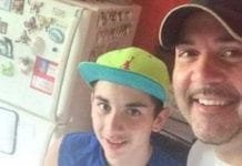Pai acha foto de criança nua no celular do filho e o entrega à polícia