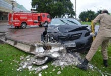Jaru: Carro destrói poste em violenta colisão na Av. JK