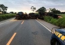 Carreta carregada de soja tomba e interditada a BR-364