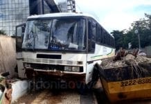 Ônibus com quinze passageiros destrói muro do Tribunal de Justiça